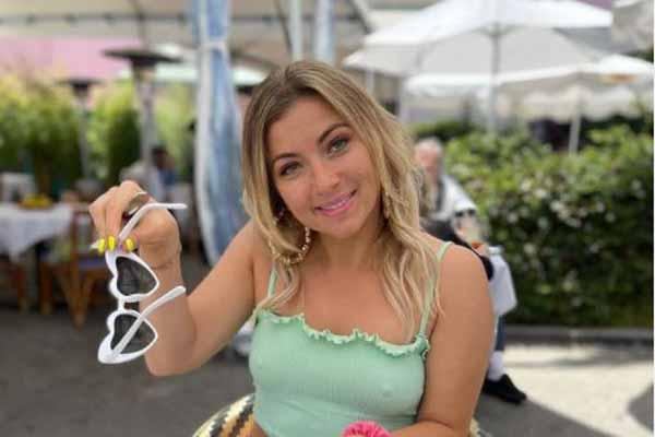 Annie Lederman Biography - Podcast Host And Comedian