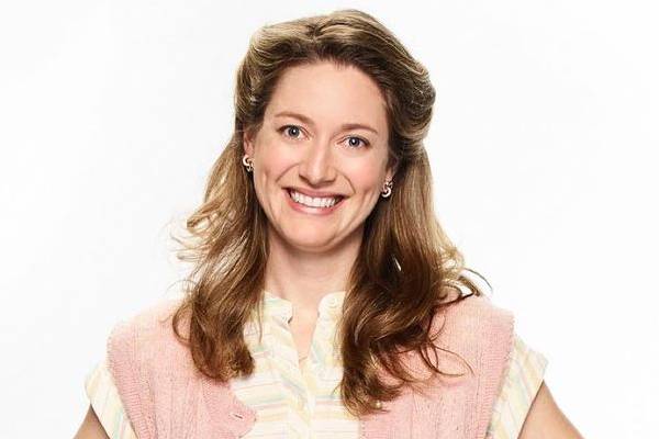 Zoe Perry Biography - Net Worth, Career, Family, Parents, Husband ...