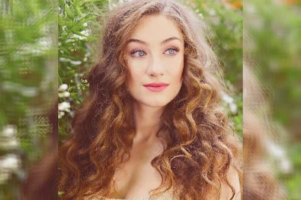 Amber Doig-Thorne Biography - Actress And Celebrity Interviewer